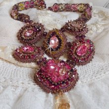 Maestosa collana di cristallo Haute-Couture con cabochon, biconi di cristallo Swarovski, perle di vetro e perle di semi di alta qualità